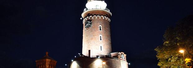 Leuchtturm bei Nacht in Kolberg