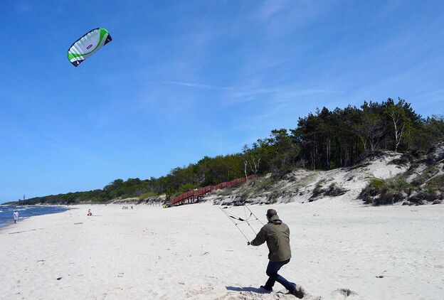 Kitefliegen am Strand in Kolberg. Foto: Kolberg-Cafe. Kitefliegen am Strand in Kolberg. Foto: Kolberg-Cafe.
