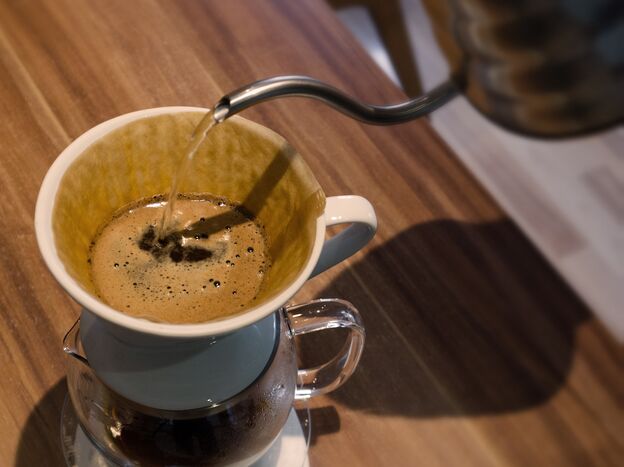 Bild: Filterkaffee. Bild von David from Pixabay, https://pixabay.com/photos/filter-coffee-hand-filter-coffee-3767936/ Bild: Filterkaffee. Bild von David from Pixabay, https://pixabay.com/photos/filter-coffee-hand-filter-coffee-3767936/