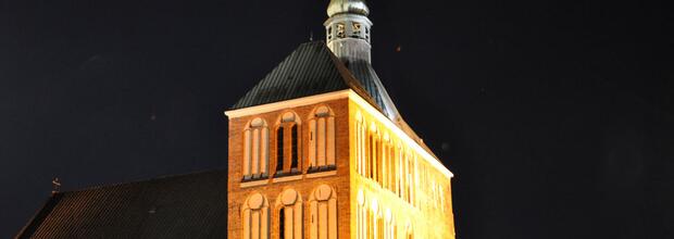 Turm des Doms zu Kolberg bei Nacht. Foto: Kolberg-Café