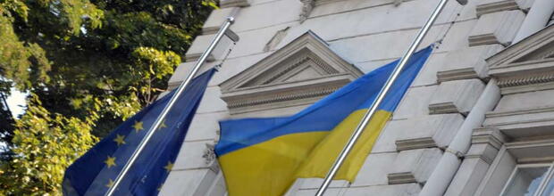 Ukraine-Flagge, EU-Flagge. Foto aufgenommen in Lemberg (Kolberg-Café)