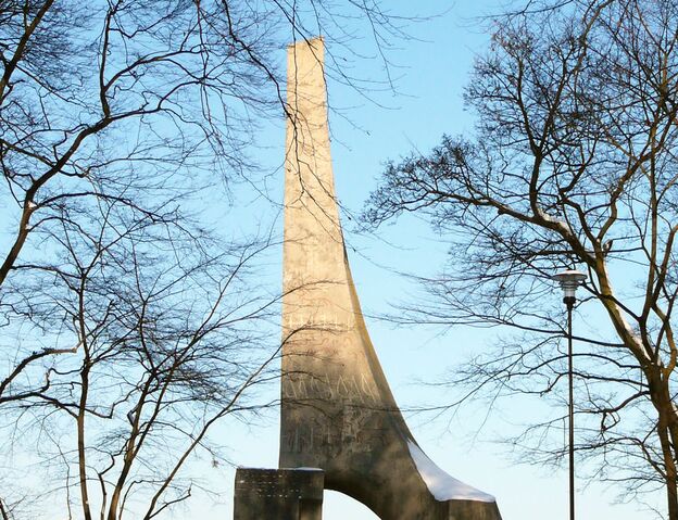 Denkmal zum 18 März in Kolberg Denkmal zur Vermählung von Kolberg mit dem Meer.