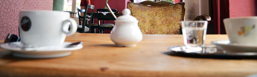 Gedeckter Tisch in einem Café in Kolobrzeg - Kolberg. Foto: Kolberg-Café