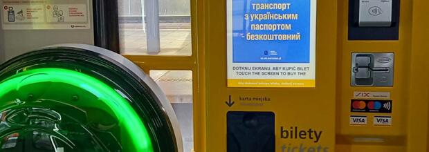 Ukrainische Texte im ÖPNV auf einem Fahrkartenautomaten, hier in einer Straßenbahn in Warschau.