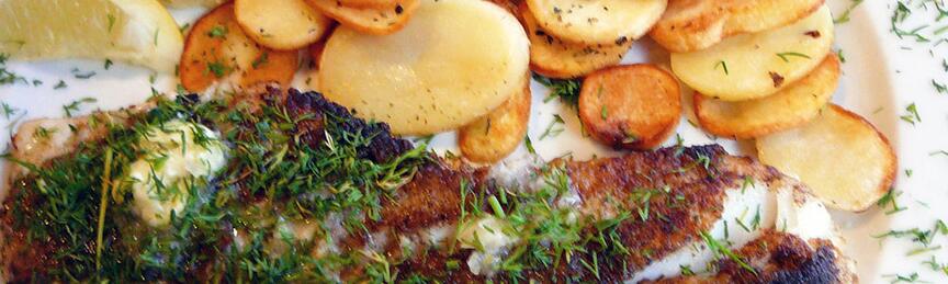 Fischgericht auf einem Teller im Restaurant. Foto: Kolberg-Café