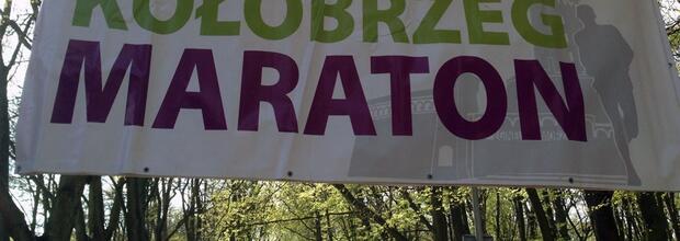 Ein Banner am Start des Marathons in Kolberg