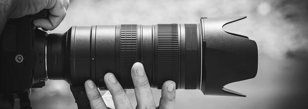Fotokamera. Image by www_slon_pics from Pixabay. Quelle: https://pixabay.com/photos/dslr-cam-camera-photo-people-man-2308202/
