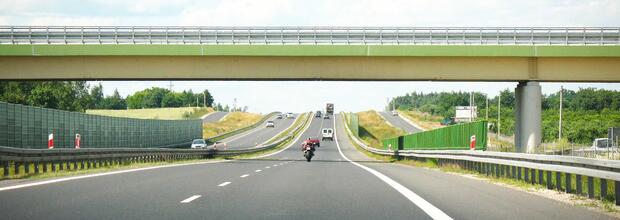 Schnellstraße in Polen. ﻿Bild von mazurskiwiatr auf Pixabay, https://pixabay.com/de/photos/motocyklista-motor-autostrada-1265506/