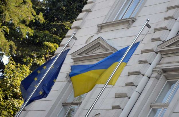 Ukraine-Flagge, EU-Flagge. Foto aufgenommen in Lemberg (Kolberg-Café) Ukraine-Flagge, EU-Flagge. Foto aufgenommen in Lemberg (Kolberg-Café)