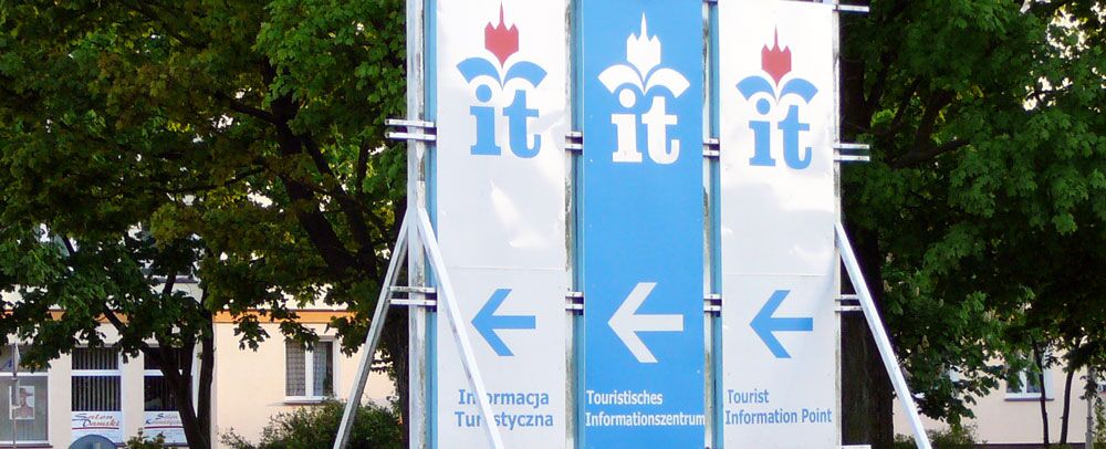 Tourismusinformation in Kolobrzeg - Kolberg, Hinweisschild. Foto: Kolberg-Cafe Tourismusinformation in Kolobrzeg - Kolberg, Hinweisschild. Foto: Kolberg-Cafe