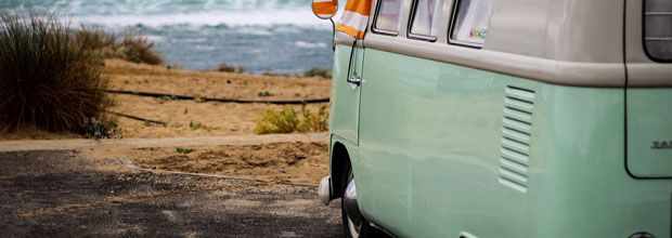 Minibus oder Wohnmobil am Strand. Quelle: Creative Commons CC0 auf Pixabay, Altioe