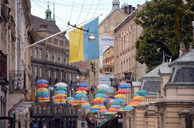 Ukraine-Flagge. Foto aufgenommen in Lemberg (Kolberg-Café)