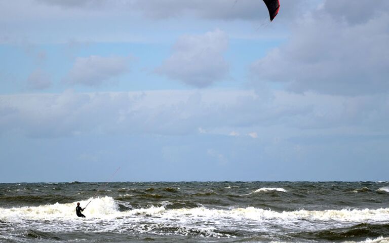 Kitesurfer auf der Ostsee in Kolberg. Foto: Kolberg-Café