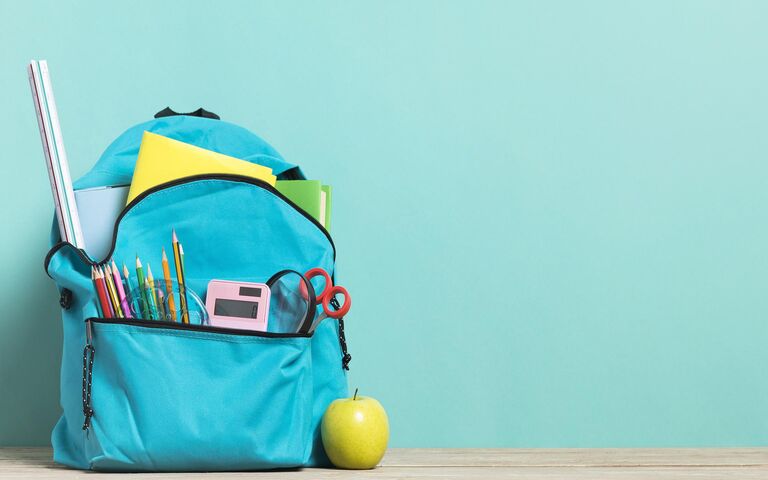 Schultasche mit Material. Foto: Vinicius Imbroisi via Pixabay