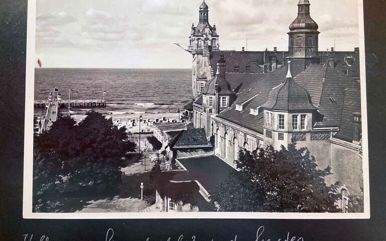 Strandschloss und Seesteg in Kolberg, historische Aufnahme auf einer Postkarte. Aus einem Nachlass. Quelle: Nachlass, bereitgestellt von Jessica B.
