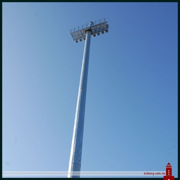 Stadion in Kolberg. Foto: Kolberg-Cafe Stadion von Kolberg bei blauem Himmel