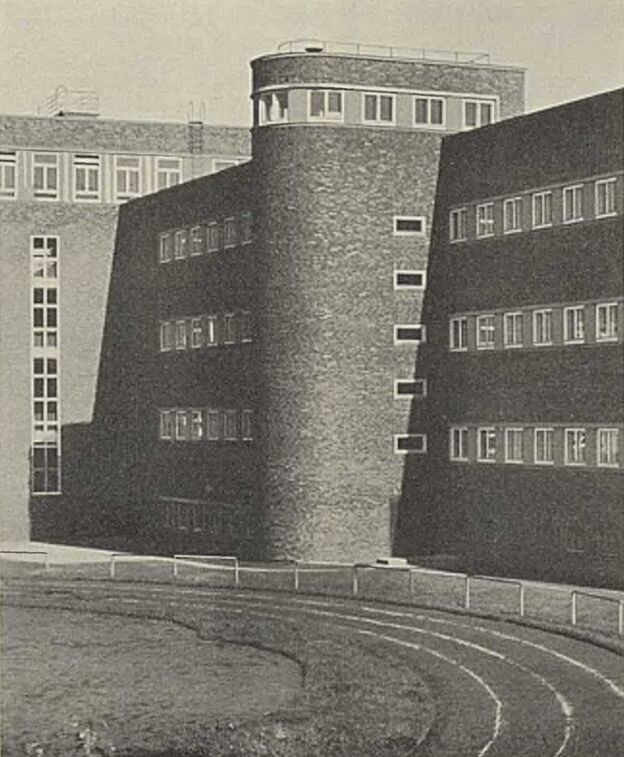 Bild des Gymnasiums Kolberg. Quelle: Zentralblatt der Bauverwaltung, 54. Jahrgang, Heft 16 Bild des Gymnasiums Kolberg. Quelle: Zentralblatt der Bauverwaltung, 54. Jahrgang, Heft 16