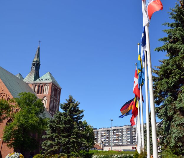 Kolberg, Dom und Partnerschaftsflaggen. Foto: Kolberg-Cafe Kolberg, Dom und Partnerschaftsflaggen. Foto: Kolberg-Cafe