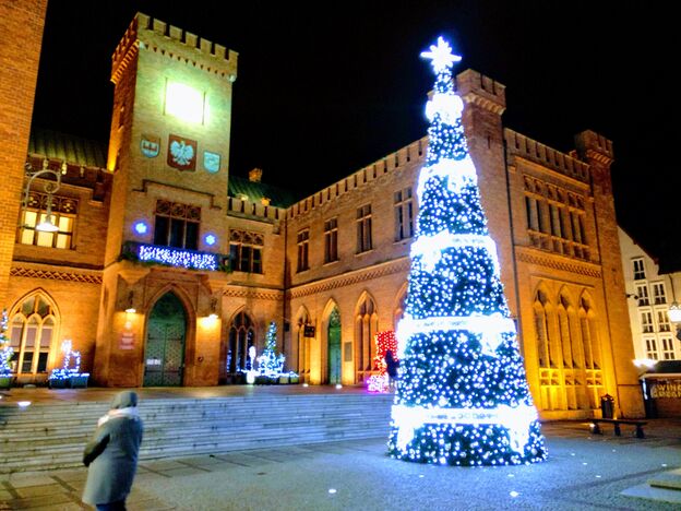 Weihnachtsbaum vor dem Rathaus Kolberg. Foto: Kolberg-Café Weihnachtsbaum vor dem Rathaus Kolberg. Foto: Kolberg-Café