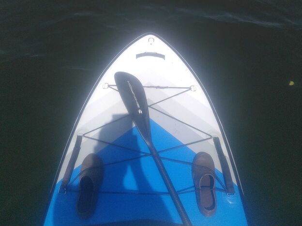 Ein SUP auf dem Wasser Ein SUP auf dem Wasser
