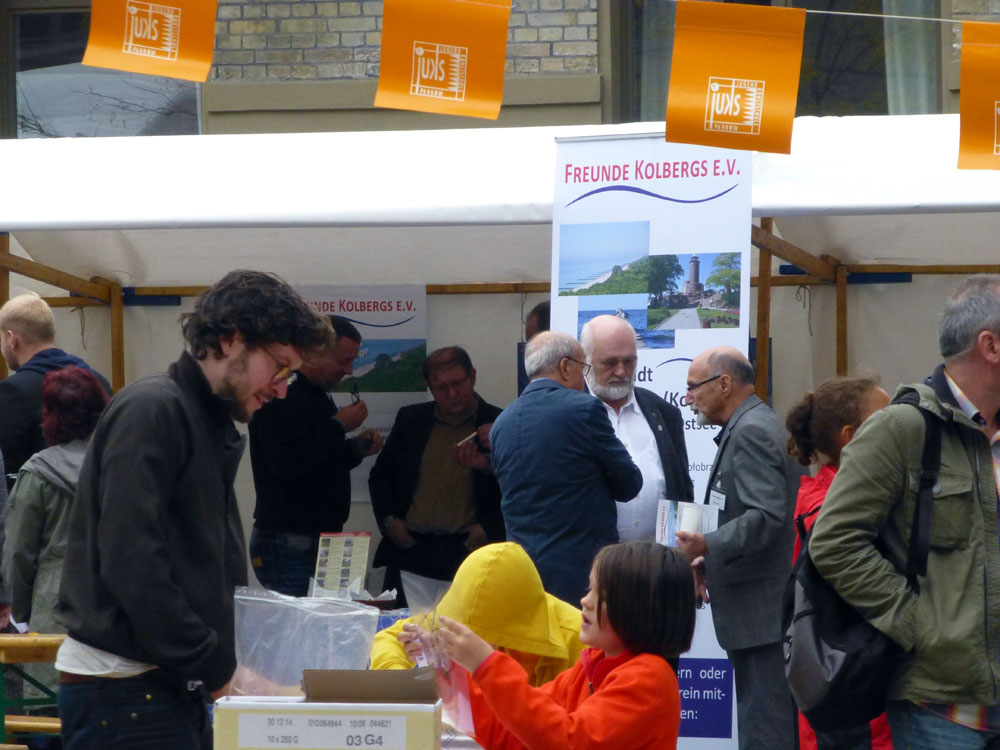 Besucher am Stand der Freunde Kolbergs auf dem Alte-Mälzerei-Fest 2014 Stand auf dem Fest an der Panke, Freunde Kolbergs 2014