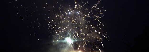 Feuerwerk am Nachthimmel. Foto: Kolberg-Café Feuerwerk am Nachthimmel. Foto: Kolberg-Café