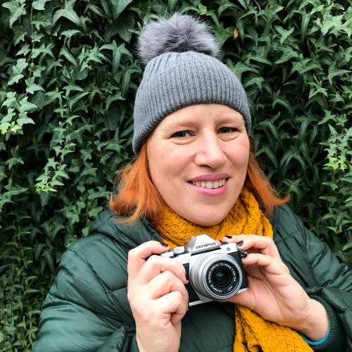 Anja in Kolberg, mit Fotoapparat.