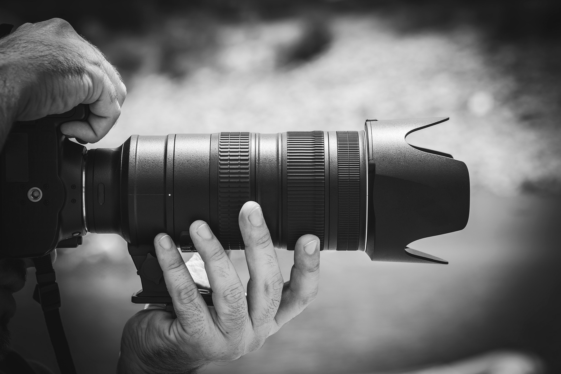 Fotokamera. Image by www_slon_pics from Pixabay. Quelle: https://pixabay.com/photos/dslr-cam-camera-photo-people-man-2308202/ Fotokamera. Image by www_slon_pics from Pixabay. Quelle: https://pixabay.com/photos/dslr-cam-camera-photo-people-man-2308202/