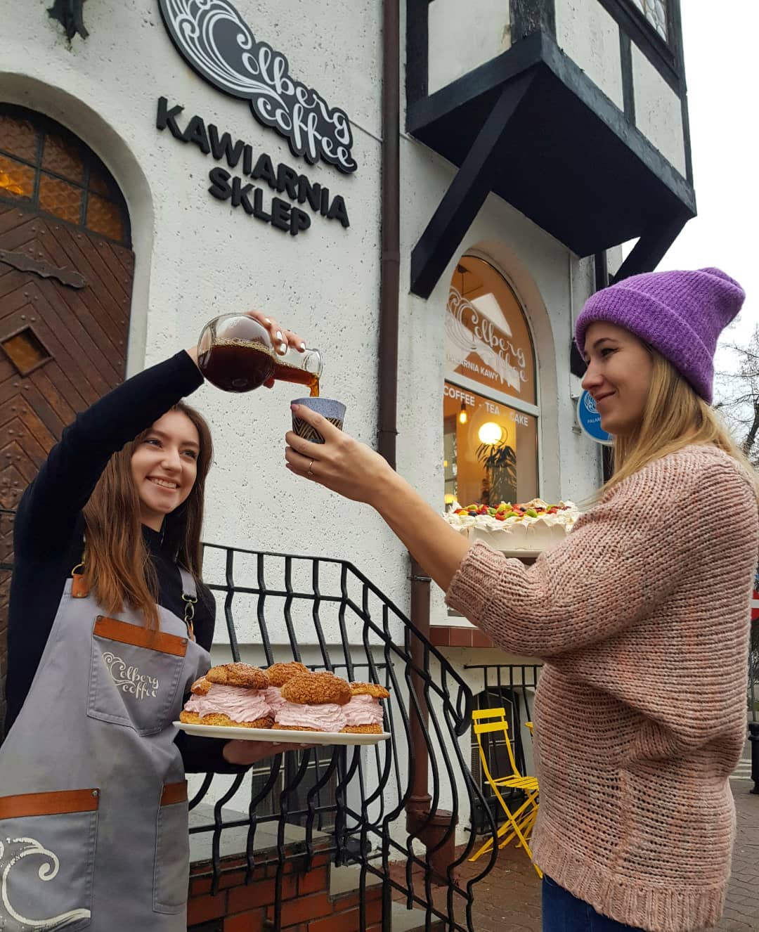 ColbergCoffee - zwei Mitarbeiterinnen des Cafés halten Kuchen und schenken Kaffee ein