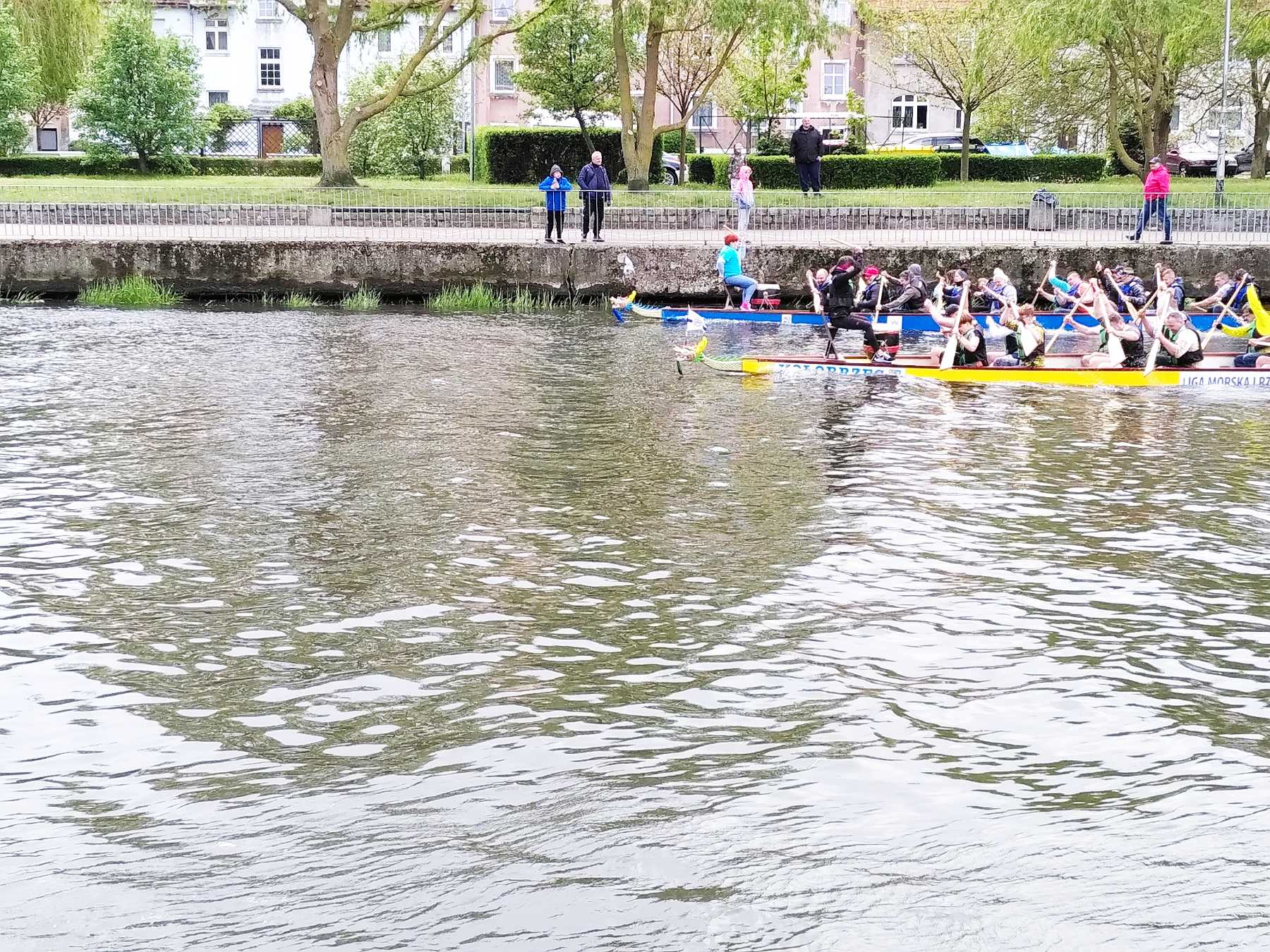 Drachenboot-Rennen auf der Parseta in Kolberg. Drachenboot-Rennen auf der Parseta in Kolberg.