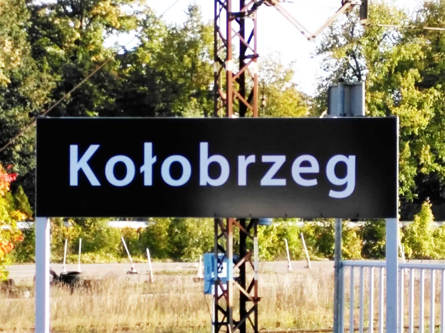 Bahnhofsschild in Kolberg. Foto: Kolberg-Café Bahnhofsschild in Kolberg. Foto: Kolberg-Café