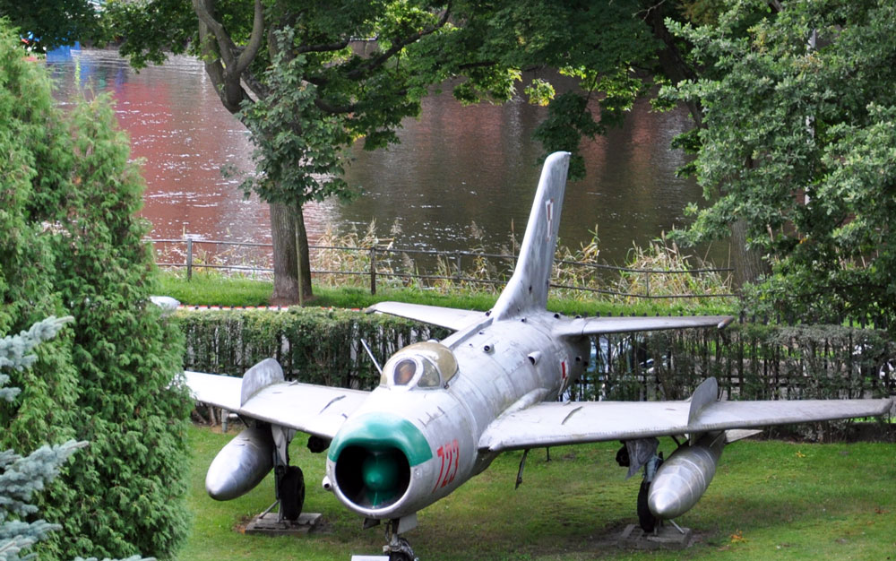 Flugzeug im Waffenmuseum. Foto: Kolberg-Café