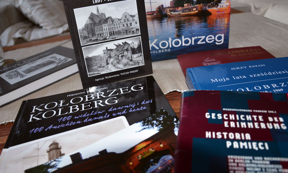 Bücher über Kolberg. Foto: Kolberg-Café