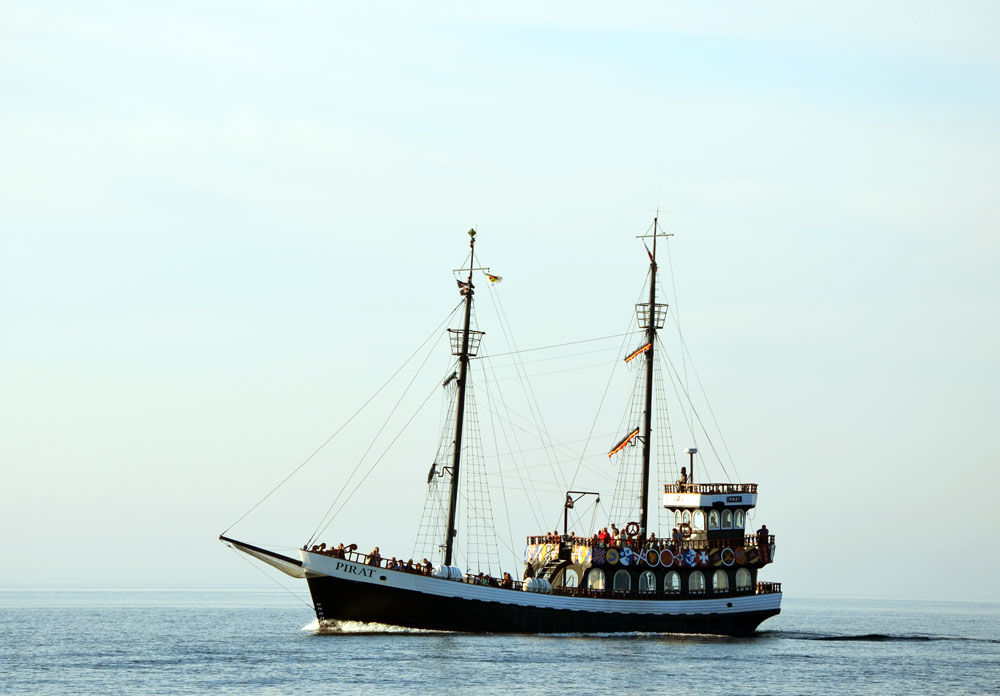 Piratenschiff am Abend auf See vor Kolobrzeg - Kolberg. Foto: Kolberg-Café