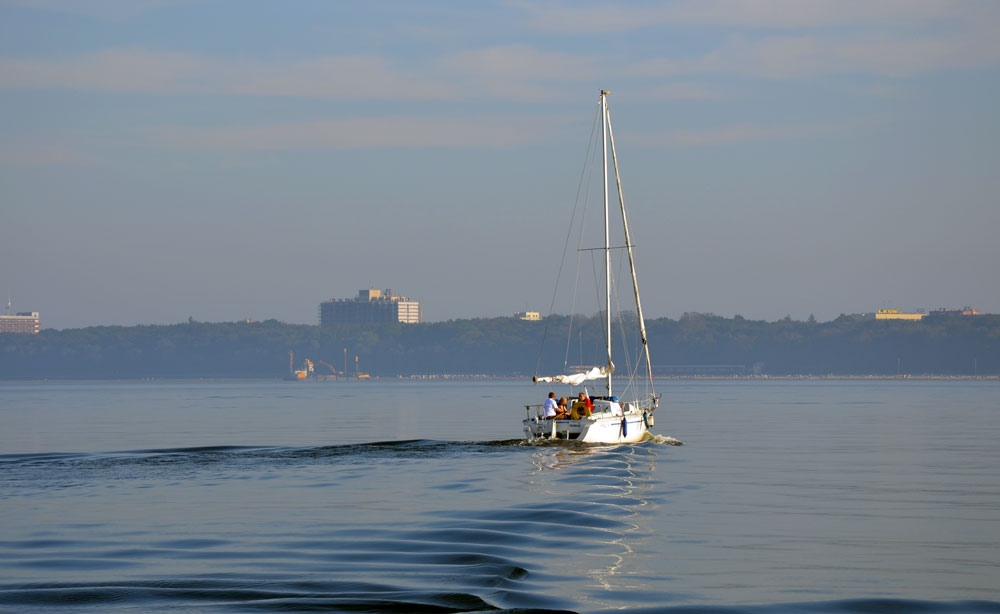 Segelyacht vor Kolobrzeg (Kolberg). Foto: Kolberg-Café Segelyacht vor Kolobrzeg (Kolberg). Foto: Kolberg-Café