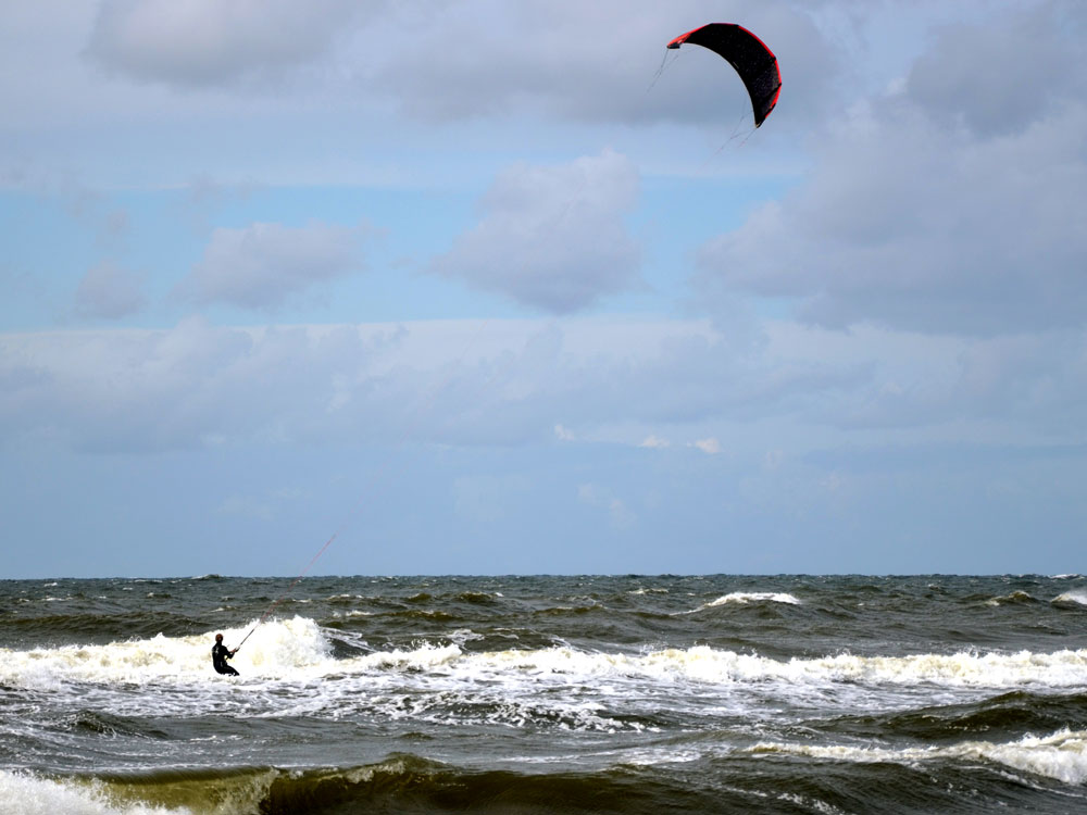 Kitesurfer auf der Ostsee bei Kolobrzeg - Kolberg. Foto: Kolberg-Café