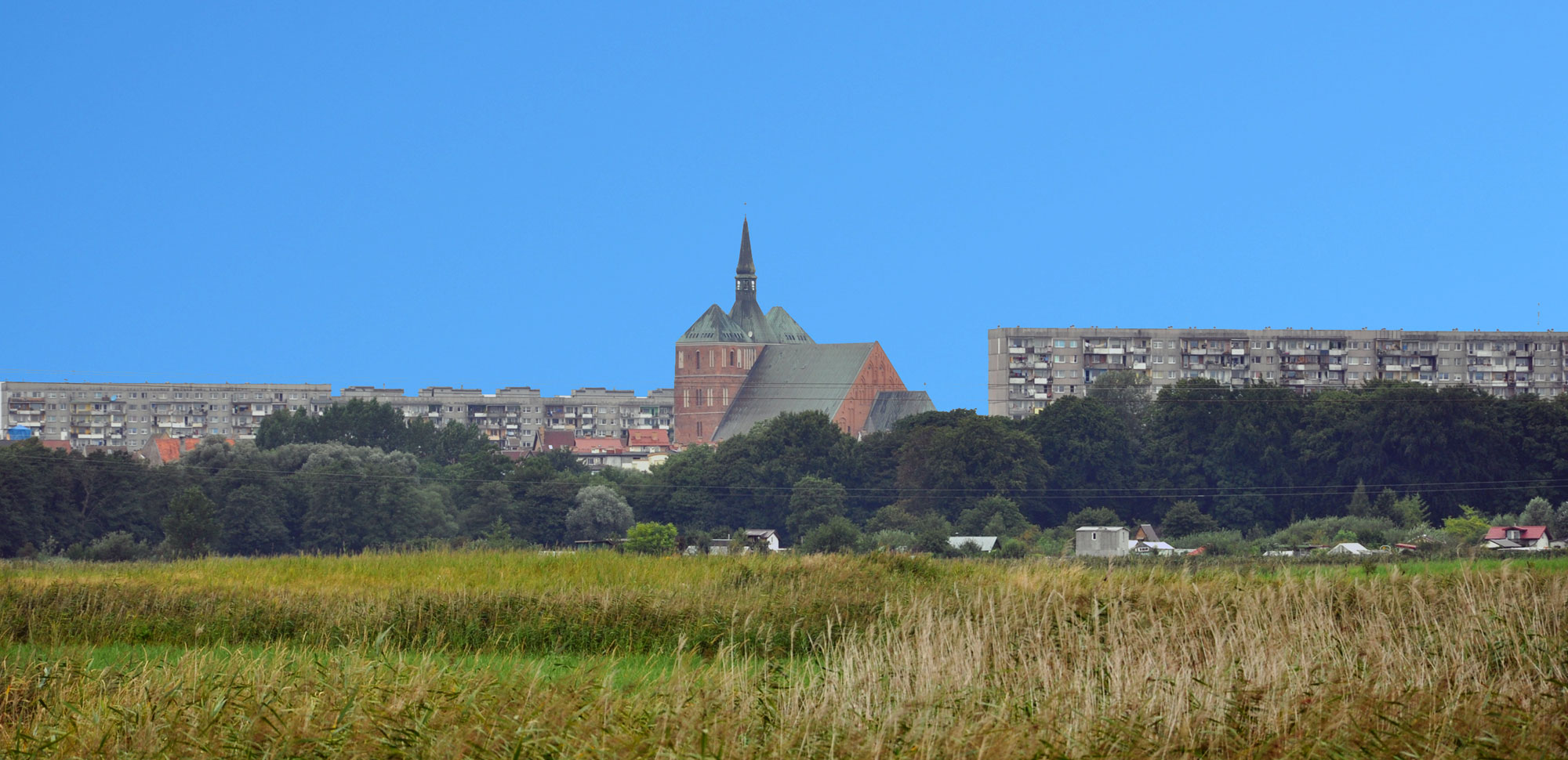 Blick auf Kolberg, zu sehen sind Felder und der Dom. Foto: Kolberg-Café