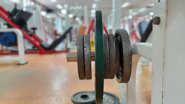 Fitnessgeräte in einem Raum, im Vordergrund Gewichte. Foto:hanseok song via Pixabay