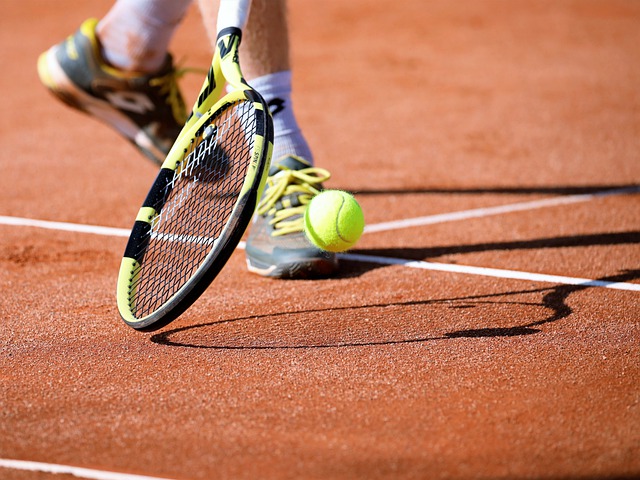 Tennisball, Schläger und Füße eines Tennisspielers auf dem Tennisplatz. Foto: hansmarkutt via Pixabay