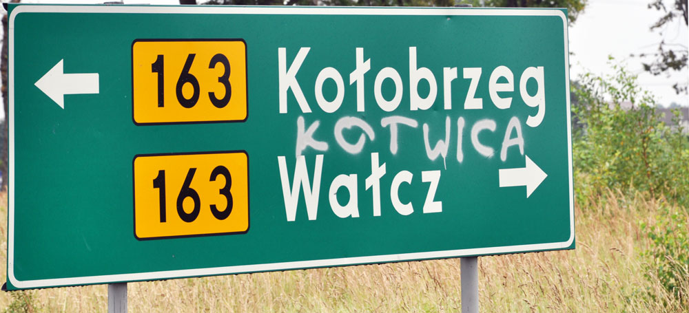 Ortsschild mit Graffiti in Kolobrzeg - Kolberg. Foto: Kolberg-Café Ortsschild mit Graffiti in Kolobrzeg - Kolberg. Foto: Kolberg-Café