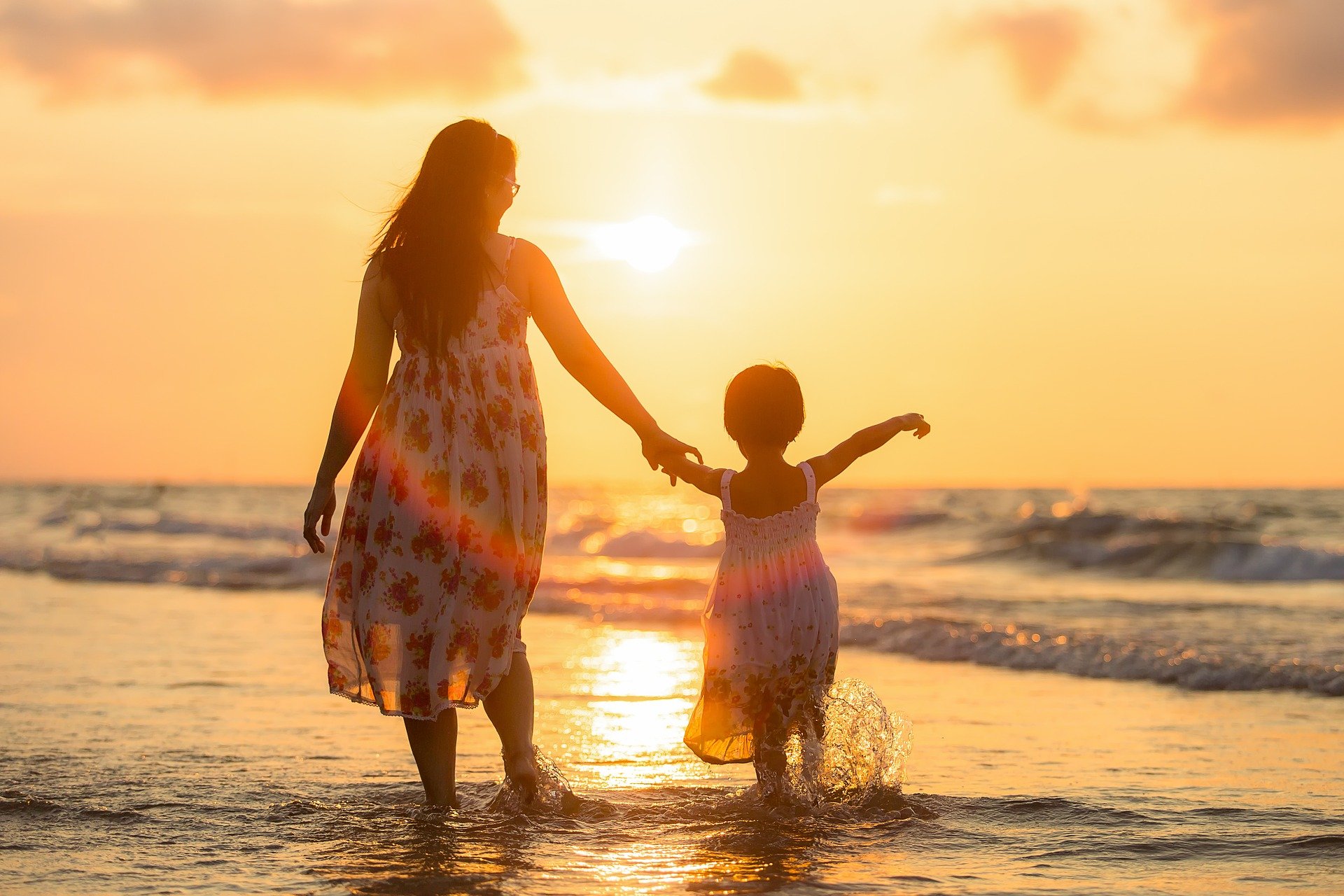 Mutter und Kind am Strand in der Abendsonne. Bild von Sasin Tipchai auf Pixabay