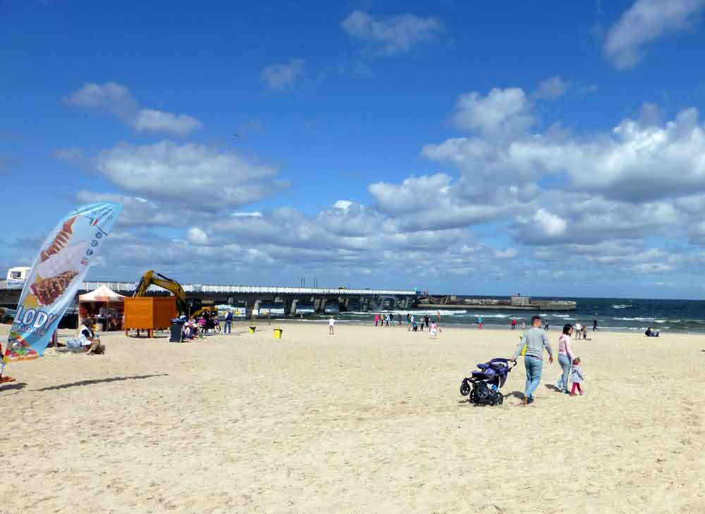 Strand auf Höhe der Seebrücke. Foto: Kolberg-Café Strand auf Höhe der Seebrücke. Foto: Kolberg-Café