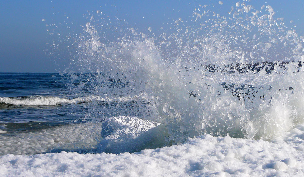 Sturm auf winterlicher Ostsee, Wasser peitscht über Eis und Schnee. Foto: Kolberg-Café