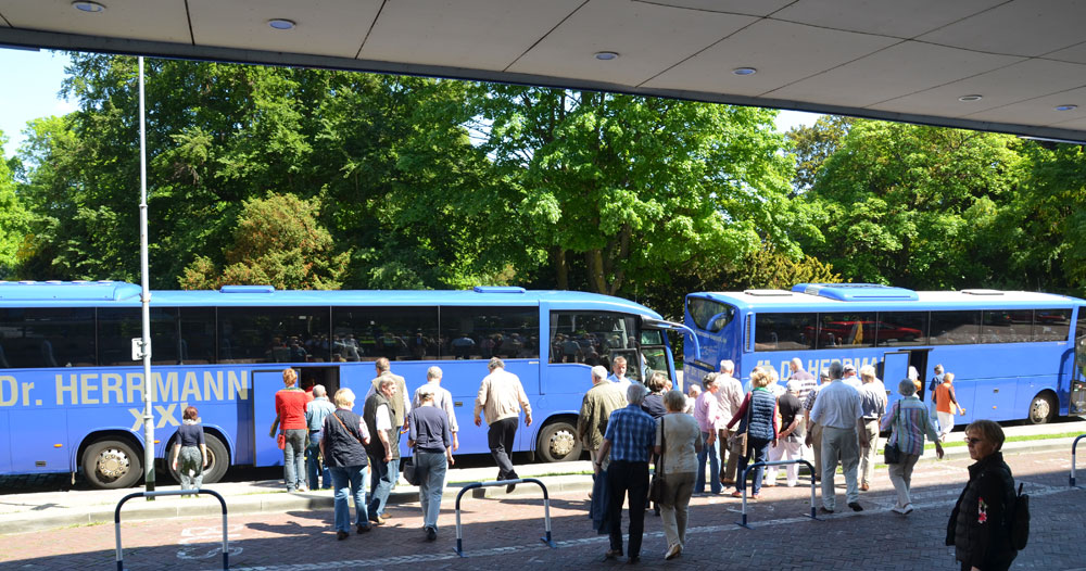 Einstieg in die Busse in Kolobrzeg (Kolberg). Foto: Kolberg-Café Einstieg in die Busse in Kolobrzeg (Kolberg). Foto: Kolberg-Café